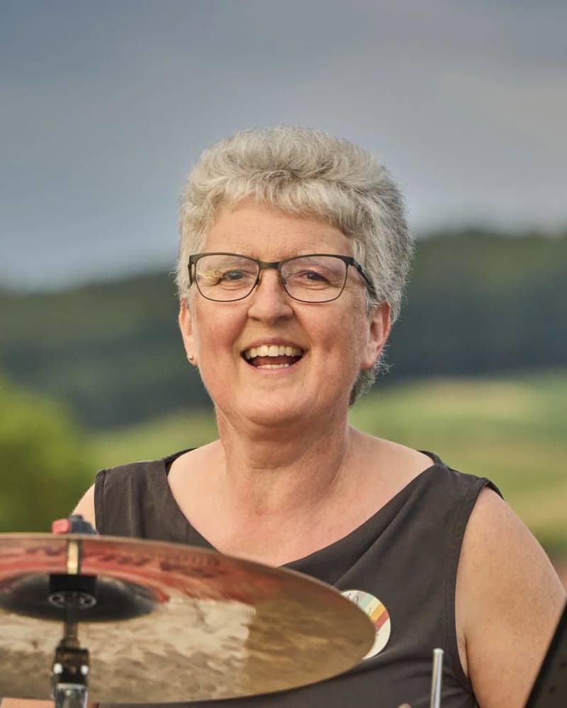Brigitte Maier lacht hinter ihrem Schlagzeug