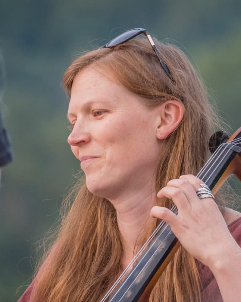 Lisa Auer spielt Cello bei einem Open-Air-Auftritt