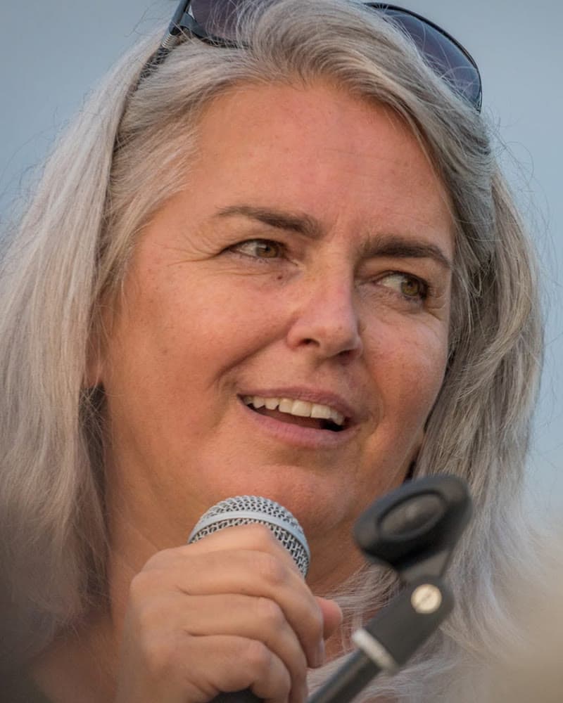 Marion Strohmaier singt ins Mikrofon